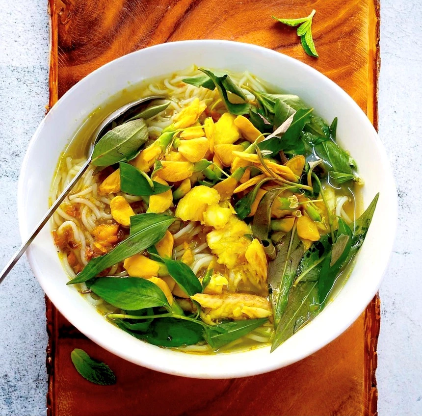 Bún cá Châu Đốc có màu sắc bắt mắt, nước dùng thơm mùi nghệ, sả đặc trưng. Phi lê cá lóc được tẩm gia vị, rán vàng ươm, khi ăn chấm với nước mắm me. Nước dùng được nấu từ xương cá nên ngọt thơm. Rau răm, bông điên điển, giá, kèo nèo giúp món bún thêm lạ vị. Ảnh: Tuyenktnguyen131. Bún cá Châu Đốc có màu sắc bắt mắt, nước dùng thơm mùi nghệ, sả đặc trưng. Phi lê cá lóc được tẩm gia vị, rán vàng ươm, khi ăn chấm với nước mắm me. Nước dùng được nấu từ xương cá nên ngọt thơm. Rau răm, bông điên điển, giá, kèo nèo giúp món bún thêm lạ vị. Ảnh: Tuyenktnguyen131.