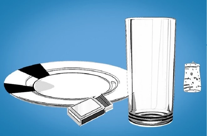 Trên bàn có một chiếc đĩa chứa nước, một cái cốc, một hộp diêm và một nút chai rượu vang như hình vẽ. Thử thách đặt ra là bạn phải khiến nước từ chiếc đĩa chảy vào cốc mà không được chạm tay vào đĩa.