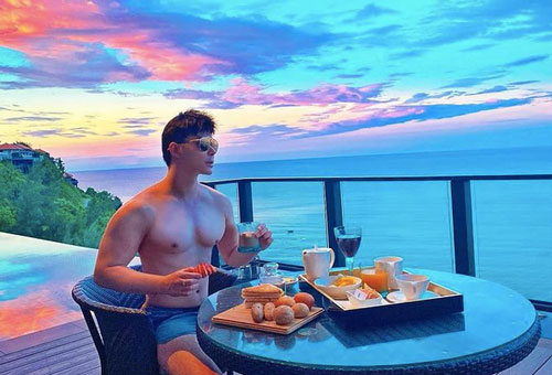 Cuộc sống sang chảnh, du lịch khắp nơi của Nathan Lee được hé lộ trên Instagram, sao quốc tế cũng vào 'thả tim'