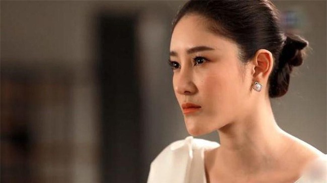 Mỗi lần nhà có khách, chồng tôi cư xử rất kỳ cục khiến tôi ngượng chín mặt, khi mẹ vợ tới chơi anh cũng không buông tha