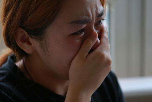 Luôn trốn tránh mẹ chồng bị liệt nửa người, tôi cay mắt khi thấy hành động của bà trong mưa