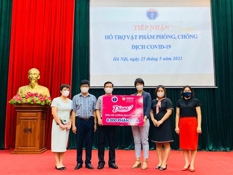 Đại diện Diana Unicharm trao biển tượng trưng ủng hộ Bắc Giang thông qua Vụ Sức khỏe Bà mẹ & Trẻ em - Bộ Y tế