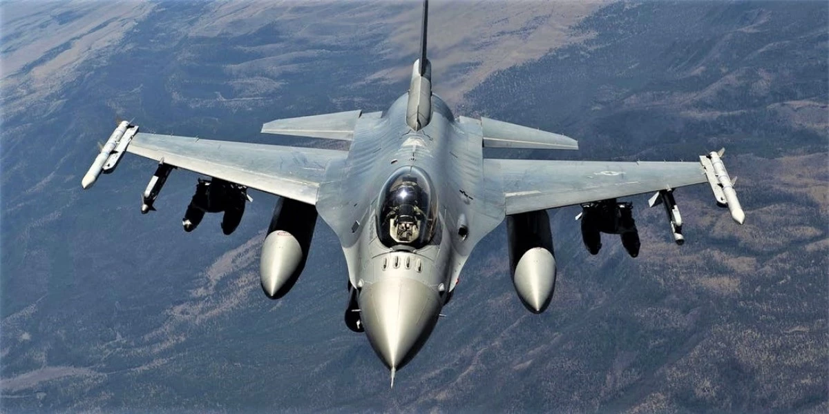 F-16 Fighting Falcon được coi là một chiến đấu cơ xuất sắc trong không chiến; Nguồn: cloverchronicle.com
