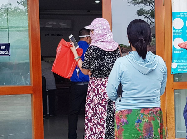 Người dân trình khai báo y tế qua Ứng dụng quét mã QRCode của TP Đà Nẵng khi đến giao dịch tại Trung tâm Hành chính quận Hải Châu 