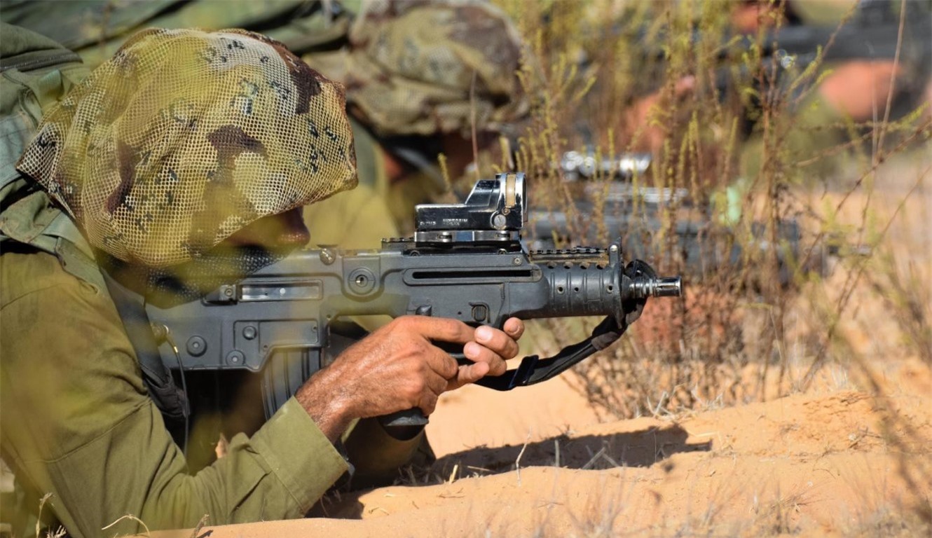 Suc manh sung truong tan cong TAR-21 trong tay binh si Israel-Hinh-16