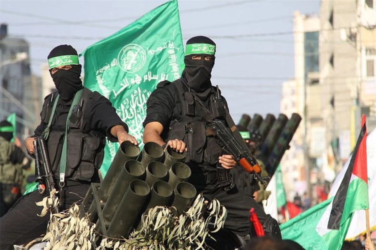 Các chiến binh Hamas đứng cạnh một bệ phóng tên lửa ở Gaza (Ảnh: Getty Images).