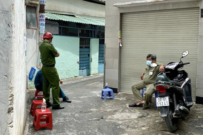 Lực lượng chức năng chốt chặm tại hẻm 456 Nguyễn Văn Công (phường 3, quận Gò Vấp, TP Hồ Chí Minh) nơi có điểm sinh hoạt của giáo phái truyền giáo Phục Hưng. Ảnh: TTXVN.