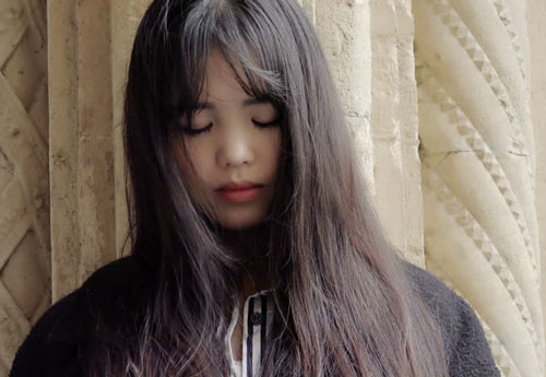 Tặng đồng nghiệp một thỏi son xịn, tôi đứng hình khi vô tình thấy hành động của chị ấy trong nhà vệ sinh