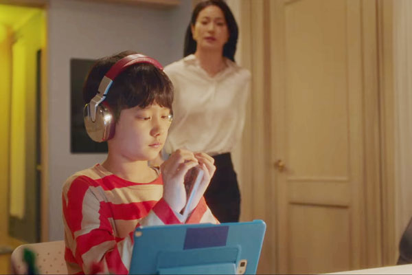 Thấy con trai giấu khư khư món đồ trong ngăn bàn, tôi trộm chìa khóa mở ra xem để rồi giật mình sợ hãi