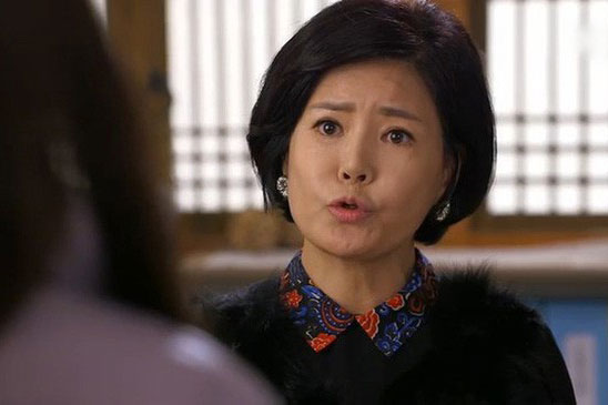 Mẹ chồng xúc phạm dâu cũ "ăn mày nơi nào, để còn bố thí", song lời của người đàn ông đứng sau tôi khiến bà bẽ mặt