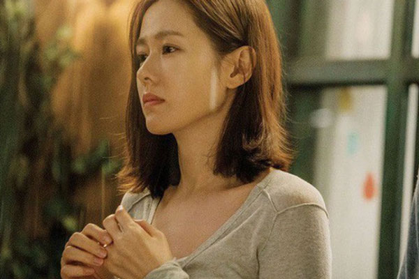 Mẹ đẻ đến thăm con gái đi lấy chồng, bà vừa chỉ vào vết lạ trên sàn tôi liền bật khóc