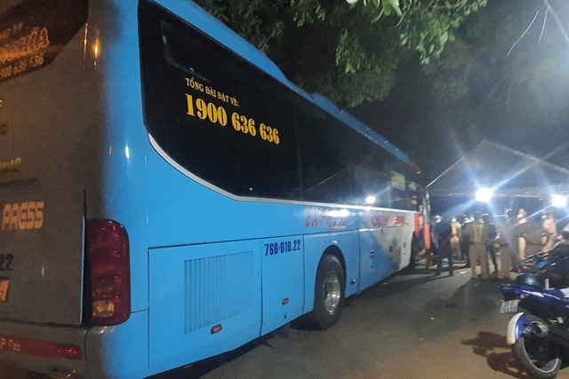 Tài xế nhốt cảnh sát trên xe, tông vào chốt kiểm dịch COVID-19