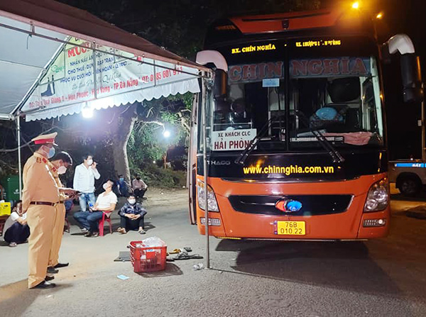 Đà Nẵng: Xe khách Quảng Ngãi “ủi” chốt kiểm soát dịch, xúc phạm, chống đối lực lượng làm nhiệm vụ