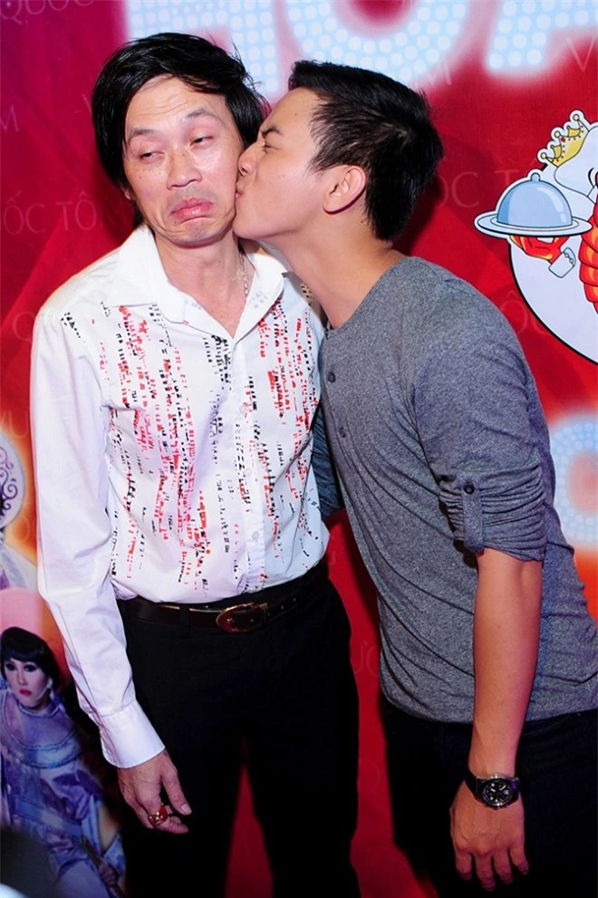 Hoài Linh và chuyện được nhiều nghệ sĩ nữ chủ động ôm hôn - Ảnh 10.
