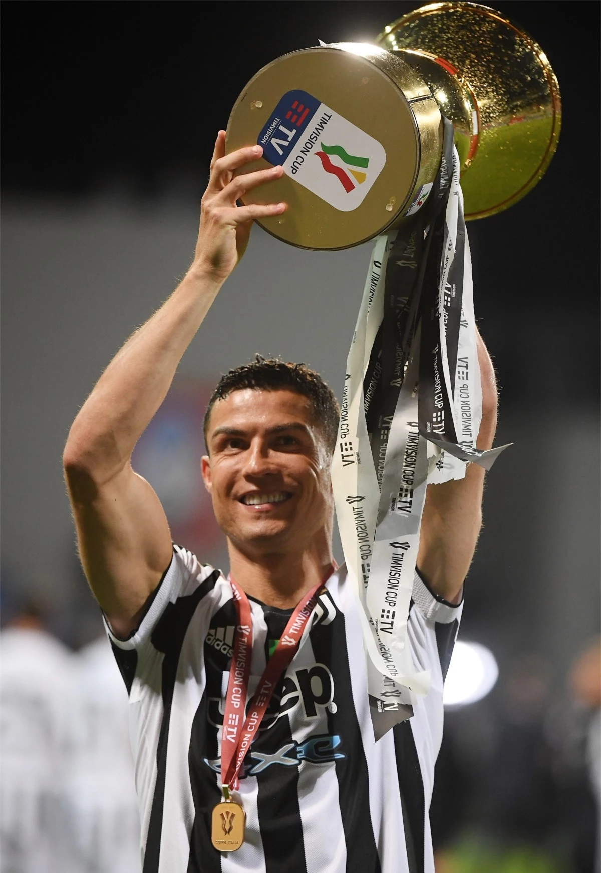 Ronaldo lần đầu giành vua phá lưới Serie A với 29 bàn thắng. CR7 đi vào lịch sử bóng đá thế giới với tư cách là cầu thủ giành giải vua phá lưới ở 3 giải đấu hàng đầu châu Âu là Ngoại hạng Anh (với MU năm 2008), La Liga (với Real Madrid 2011, 2014 và 2015) và Juventus (Ảnh: Reuters).