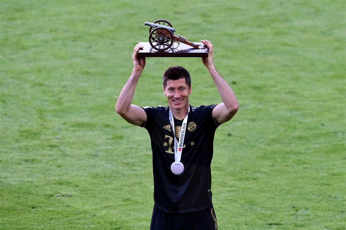 Lewandowski vua phá lưới Bundesliga với 41 bàn, đồng thời phá kỷ lục ghi bàn tồn tại gần 4 thập kỷ của Gerd Muller (Ảnh: Reuters).