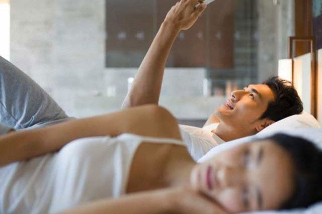 Đàn ông ngoại tình dù cố gắng che đậy đến mấy cũng để lộ những sơ hở này