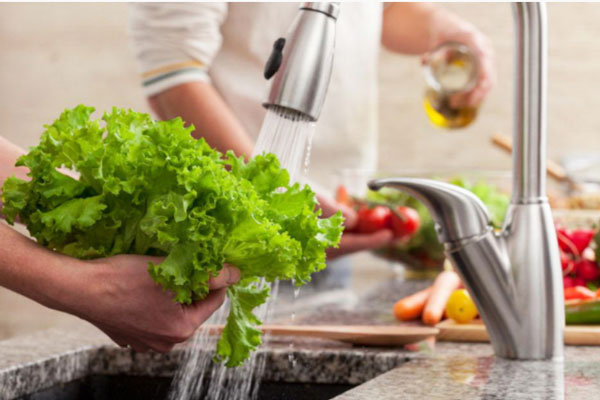 4 sai lầm khi rửa rau các mẹ thường mắc phải, đừng cắt, vò rau trước khi rửa
