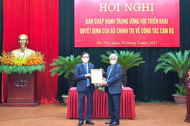 Triển khai quyết định của Bộ Chính trị về công tác cán bộ