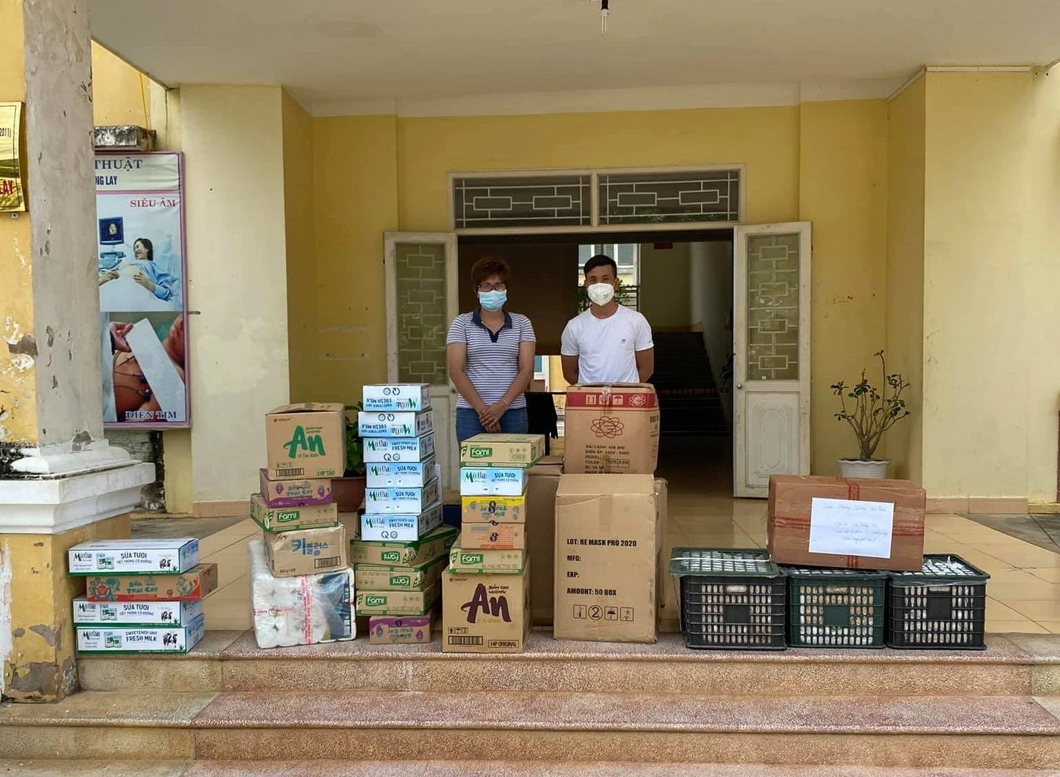 Hàng từ thiện được các nhóm ở Hà Nội quyên góp gửi lên bản Huổi Sấy, xã Mường Tùng, huyện Mường Chà.