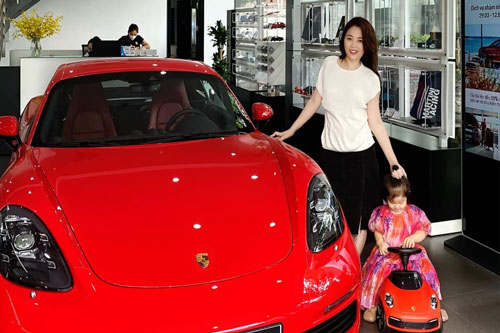 'Hot mom' Hằng Túi mua căn hộ chưa lâu đã nhanh tay đặt ngay xe sang hơn 3 tỷ đồng