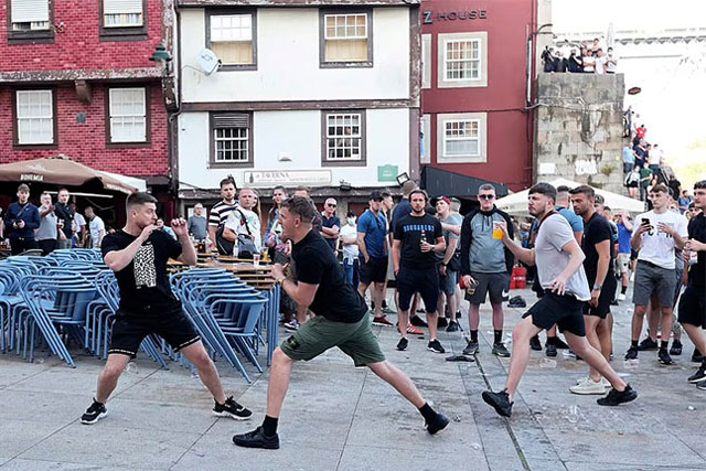 Trước chung kết Champions League, fan Man City và Chelsea đấm nhau trên phố, cảnh sát Bồ Đào Nha vất vả dẹp loạn