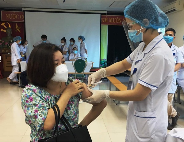 Bắc Ninh: Tiêm vaccine Covid-19 cho 600 công nhân môi trường