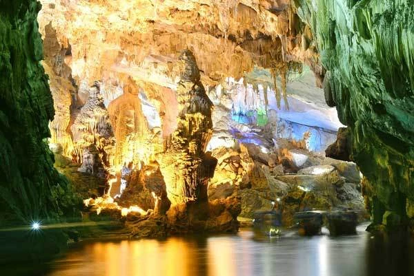 Phong Nha – Kẻ Bàng - vùng đất được thiên nhiên ưu đãi ban tặng cho những cảnh quan kì bí, hùng vĩ