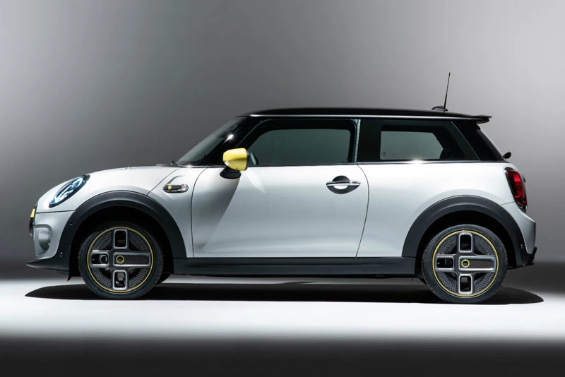 1. Mini Cooper SE Electric Hardtop 2021 (giá khởi điểm: 29.900 USD).