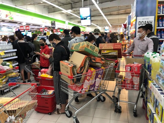 Người dân TP.HCM đổ xô đi mua thực phẩm trước giờ giãn cách xã hội