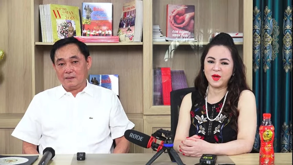 Không ngoài dự đoán, cuối buổi livestream của ông Dũng, bà Phương Hằng xuất hiện lấn sóng chồng mình.