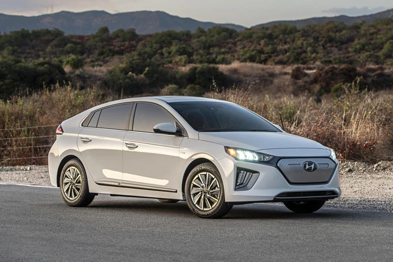 4. Hyundai Ioniq Electric 2021 (giá khởi điểm: 33.245 USD).