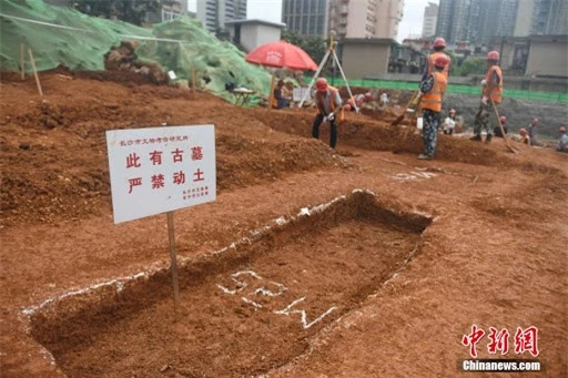 42 mộ cổ Trung Quốc vừa được phát hiện trên công trường: Đội khảo cổ bất ngờ khi thấy hình dáng lăng! - Ảnh 2.