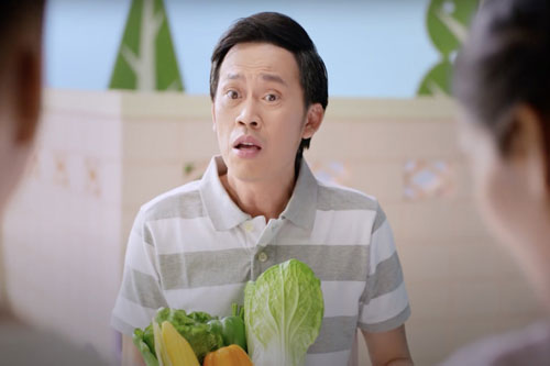 Nghệ sĩ Hoài Linh đứng trước nguy cơ đền hợp đồng khi nhãn hàng gỡ hình ảnh