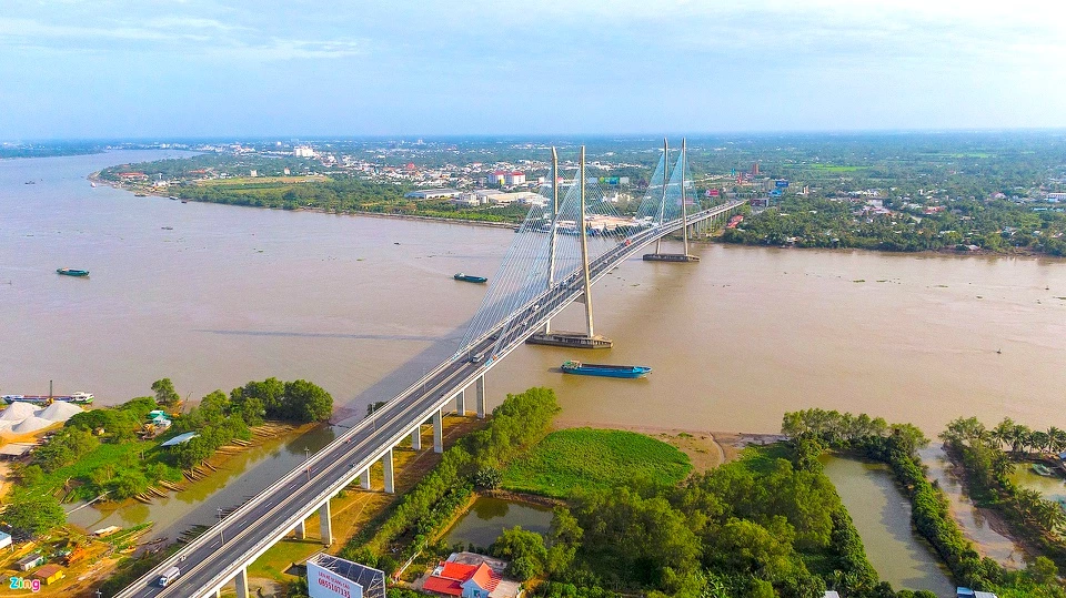 Cầu Mỹ Thuận được khởi công tháng 7/1997, khánh thành vào tháng 5/2000. Đây là cầu dây văng đầu tiên tại Việt Nam và có kiểu dáng kiến trúc độc đáo, hiện đại bậc nhất Đông Nam Á lúc bấy giờ. Cầu dài hơn 1,5 km, rộng gần 24 m, nối hai tỉnh Tiền Giang và Vĩnh Long. Điểm đặc biệt của cầu là hai trụ tháp chính hình chữ H cao. Ảnh: Phạm Ngôn.