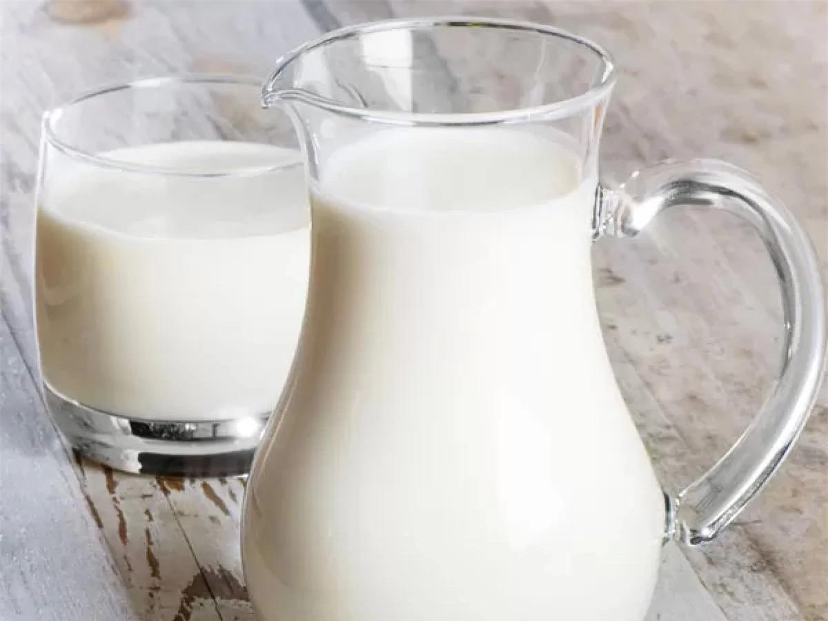 Quế và sữa: Quế và sữa kết hợp lại sẽ cho hiệu quả tương đương như viên uống chiết xuất tinh bột quế. Bạn có thể đun nóng sữa với vài thanh quế, hoặc đơn giản là rắc bột quế vào cốc sữa nóng và thưởng thức.