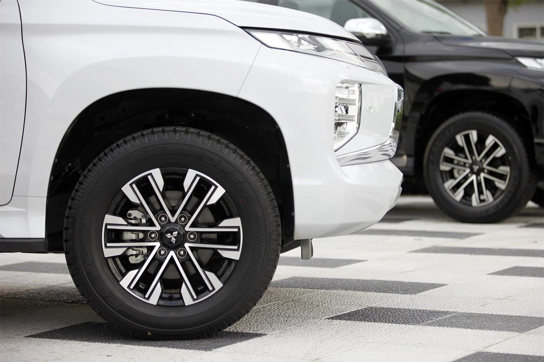 SUV tầm giá 1 tỷ đồng: Ford Everest Sport, Toyota Fortuner 2.4L AT và Mitsubishi Pajero Sport 2.4 AT: Lựa chọn nào cho bạn? - Hình 23