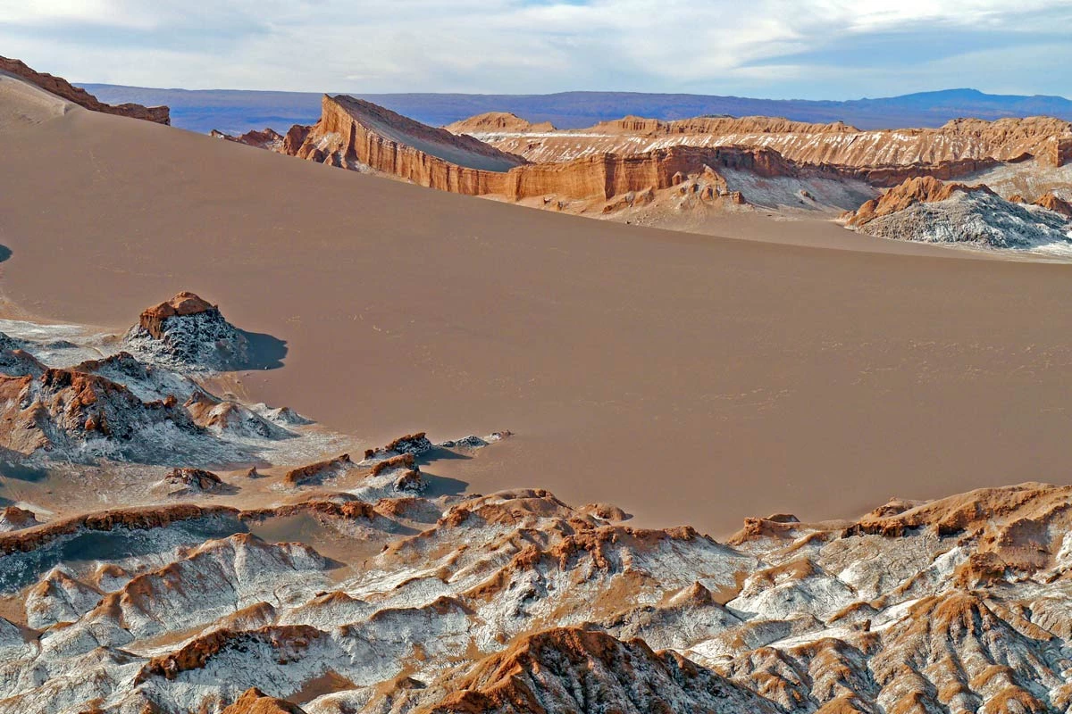Nhiều natri nitrat hơn bất kỳ nơi nào: Natri nitrat được biết đến nhiều nhất trong việc sử dụng làm chất nổ và phân bón. Hợp chất này có nhiều ở sa mạc Atacama. Nguồn cung lớn đến mức trong những năm 1940, các thị trấn khai thác natri nitrat bị bỏ hoang được tìm thấy khắp khu vực có hàm lượng khoáng chất cao trên sa mạc. Nơi đây là nguồn cung cấp natri nitrat tự nhiên lớn nhất thế giới.