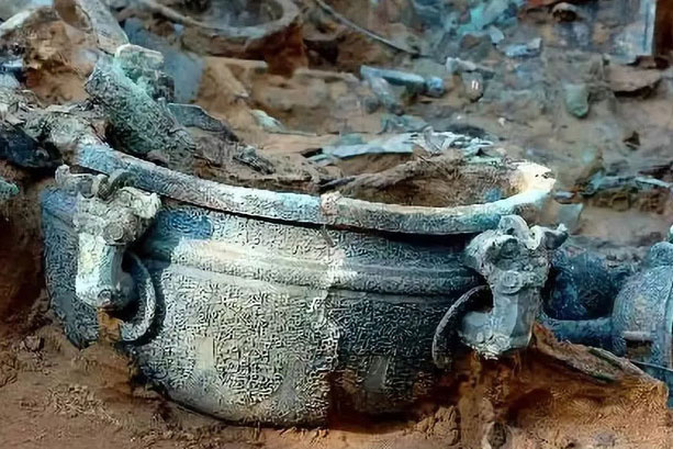 Lão nông đào được 37 món 'đồ đồng nát', rao bán 5 xu một cân - Chuyên gia can ngăn: Đừng bán, hãy giao cho quốc gia