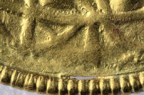 Phát hiện 7 báu vật tế thần bằng vàng nhờ người dò kim loại