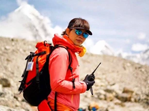 Người phụ nữ 44 tuổi lập kỷ lục chinh phục đỉnh Everest nhanh nhất thế giới