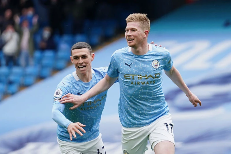 Foden và De Bruyne (phải). Ảnh: Getty.