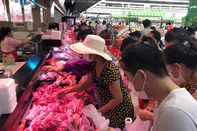 Chùm ảnh: Người dân TP.HCM đổ xô đi mua thực phẩm trước giờ giãn cách xã hội