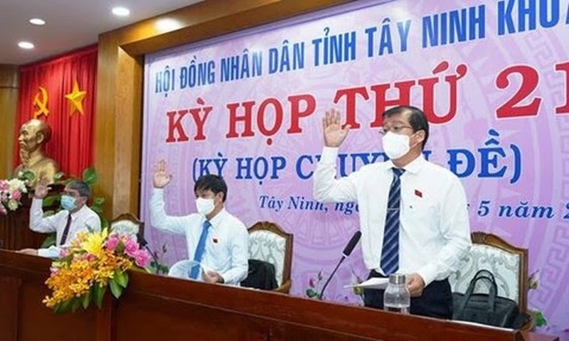 Đại biểu Hội đồng nhân dân tỉnh Tây Ninh khóa IX, nhiệm kỳ 2016-2021 thông qua các Nghị quyết. (Ảnh: Thanh Tân -TTXVN).