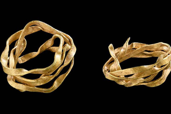 Tìm thấy trang sức bằng vàng trong ngôi mộ 3.800 năm tuổi