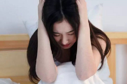 Chúng tôi chuẩn bị ly hôn thì mẹ chồng bất ngờ bị bệnh nặng, thấy bà vỗ tay nháy mắt với mình, tôi ngớ người hiểu ra mưu tính của bà