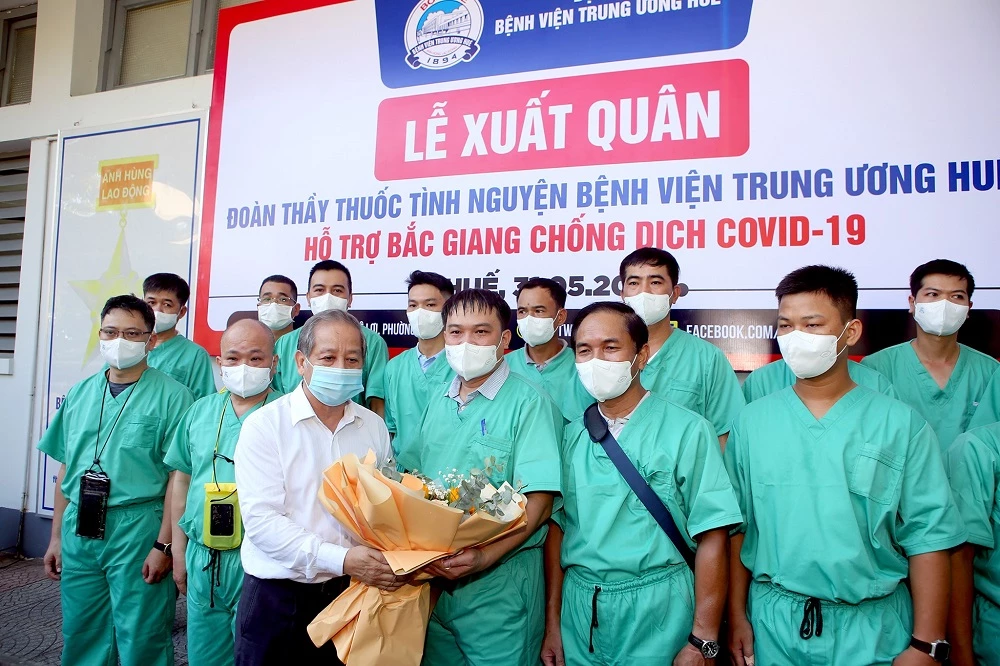 Chủ tịch UBND tỉnh Thừa Thiên Huế Phan Ngọc Thọ đến tặng hoa, động viên đoàn công tác trước lúc lên đường.
