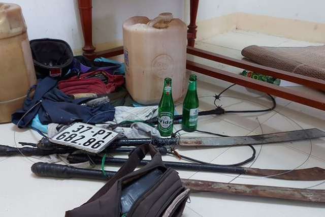 Nghệ An: Bắt nhóm "cẩu tặc" dùng bom xăng, đao kiếm đi câu chó