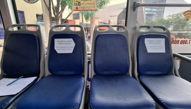 Những chiếc ghế trên xe cũng được dán  giấy.