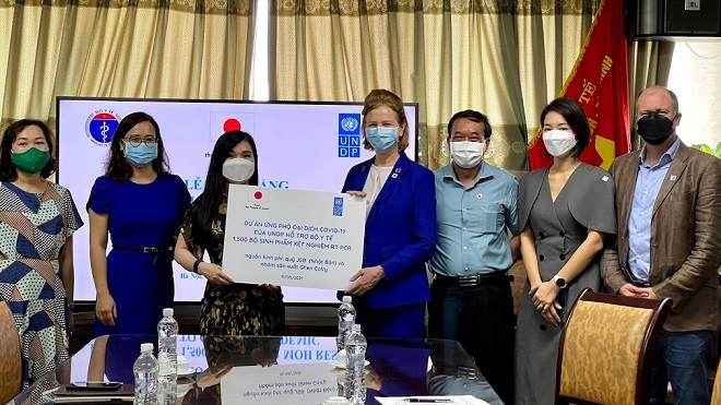 Covid-19: UNDP tặng Việt Nam hơn 1.500 bộ sinh phẩm xét nghiệm RT PCR 